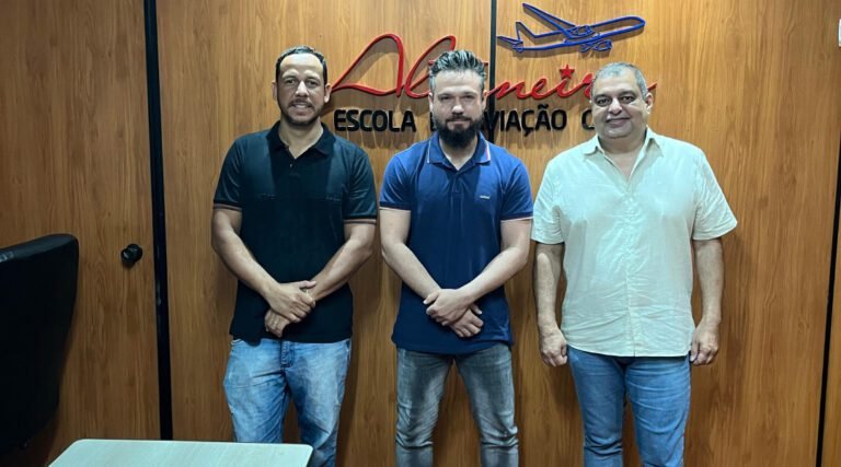 Parceria entre governo e escola de aviação promete qualificar população de baixa renda