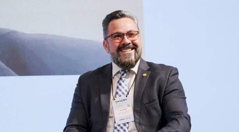 Alan Rick garante recursos para conclusão da obra da quadra do bairro Thaumaturgo, em Plácido de Castro