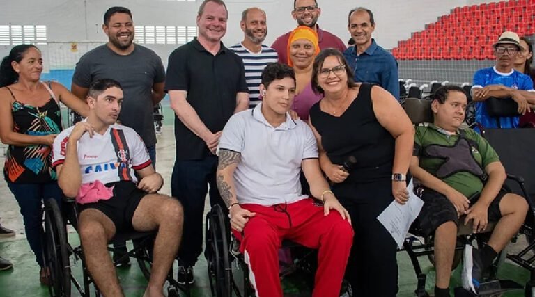 Prefeitura de Cruzeiro do Sul entrega investimentos de R$100 mil em cadeiras de rodas