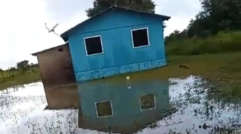 Vídeo: Morador de Mâncio Lima denuncia represamento de água em quintais no bairro Guarani