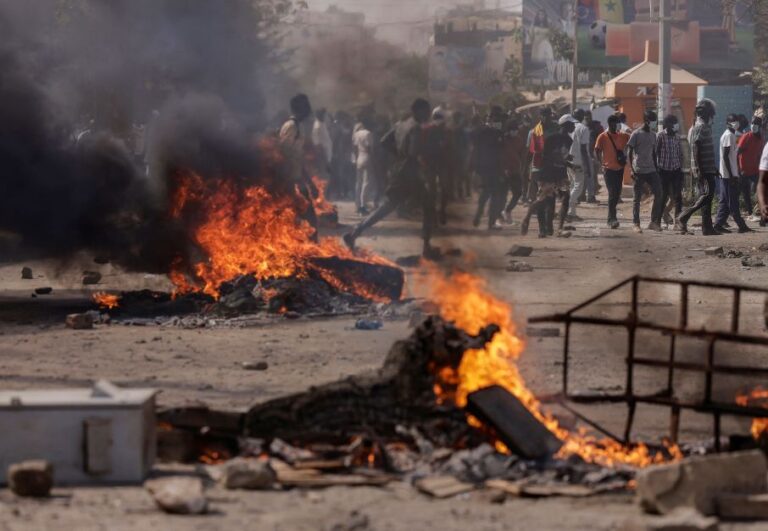 manifestantes-do-senegal-entram-em-confronto-com-a-policia-apos-adiamento-das-eleicoes-|-cnn-brasil