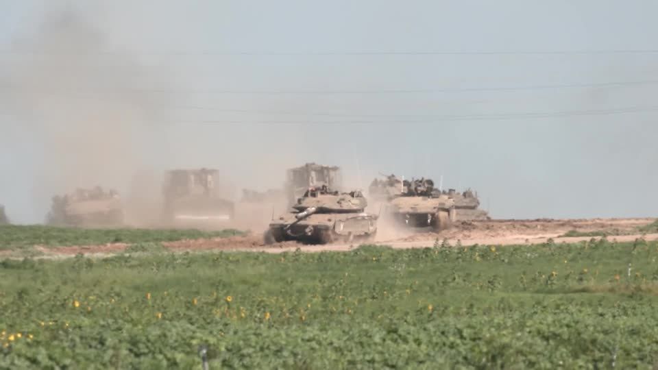 tanques-israelenses-patrulham-fronteira-com-gaza-apos-mortes-de-mais-refens-|-cnn-brasil