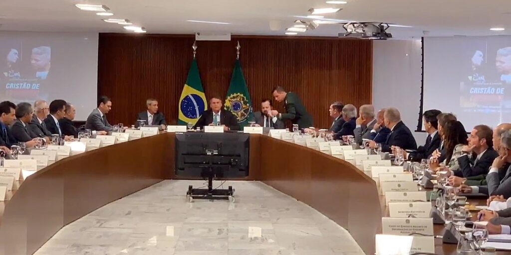 em-video,-bolsonaro-orientou-ministros-a-questionar-urnas-e-judiciario