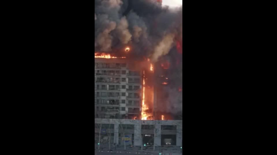 grande-incendio-em-predio-residencial-mata-10-pessoas-na-espanha-|-cnn-brasil