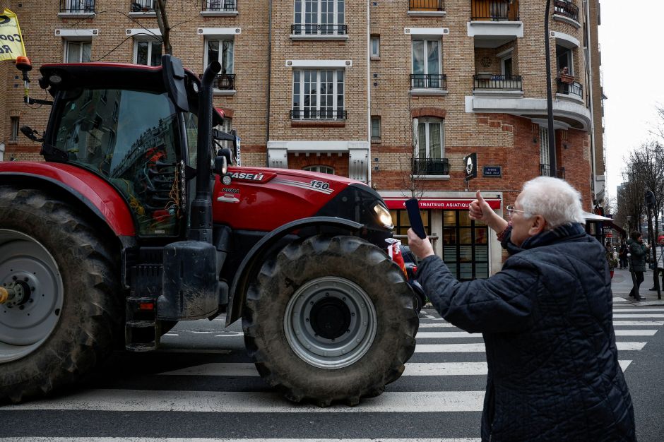 agricultores-franceses-protestam-contra-macron-antes-de-feira-agricola-|-cnn-brasil