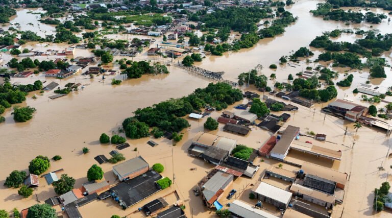 Presidente da República em exercício faz ligação a Gladson Cameli e coloca estrutura federal à disposição durante cheia no Acre