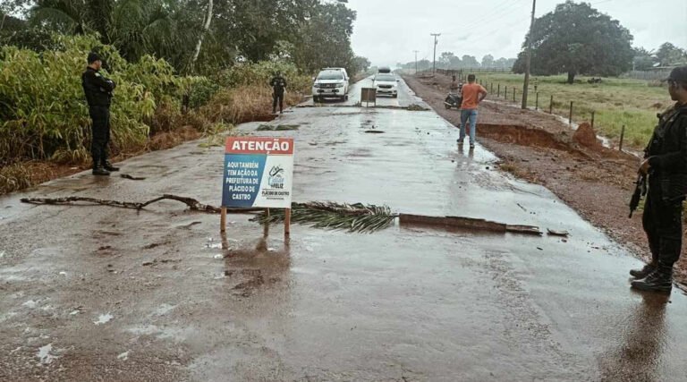 Após fortes chuvas, erosão interdita parte da AC-40; Deracre já está no local