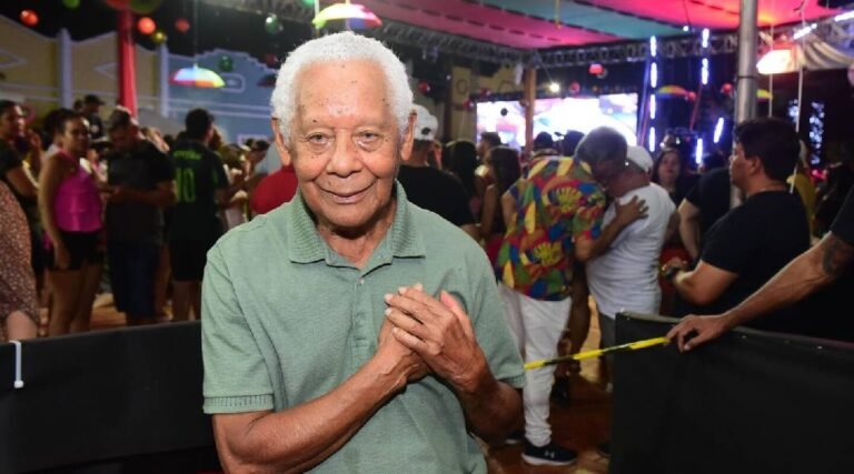 Com quase 90 anos, fã de Neguinho da Beija-Flor prestigia show no Carnaval da Gameleira