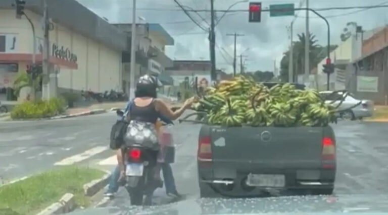 Em Cruzeiro do Sul, mulher é flagrada pegando banana da caçamba de carro