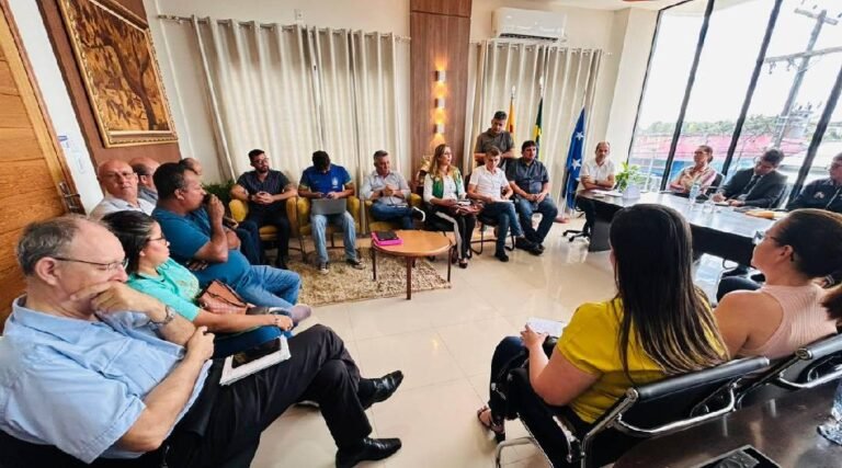 Plano emergencial de assistência a moradores de rua é articulado durante reunião com autoridades em Cruzeiro do Sul