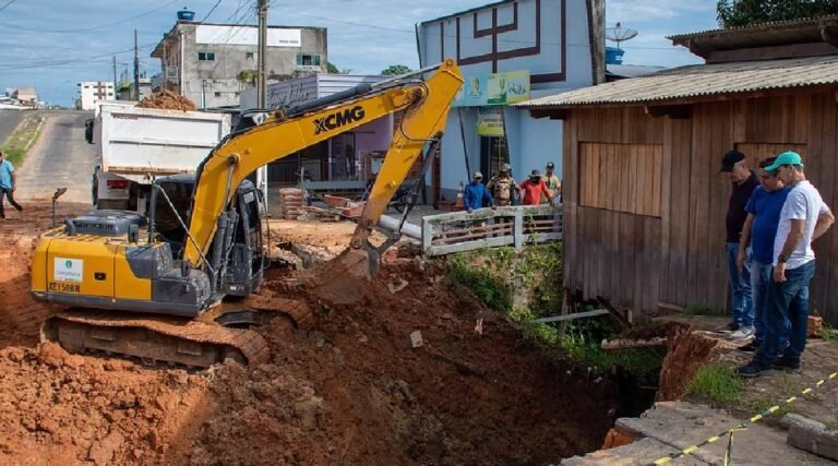 Prefeitura de Cruzeiro do Sul realiza serviço emergencial na Avenida Ildefonso Cordeiro