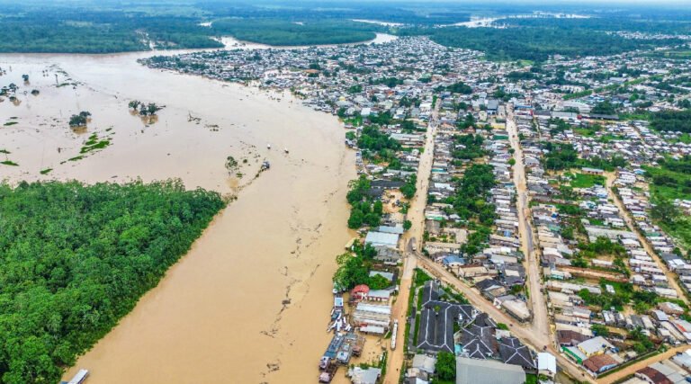 DRONE DO JURUÁ: Imagens do Juruá Online mostram bairros de Tarauacá debaixo d’água após cheia de rio