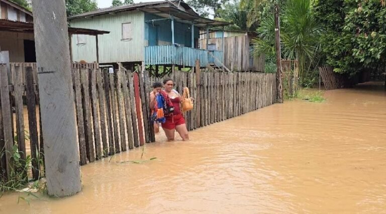 Em Rio Branco, 40 pessoas estão desabrigadas após igarapés transbordarem