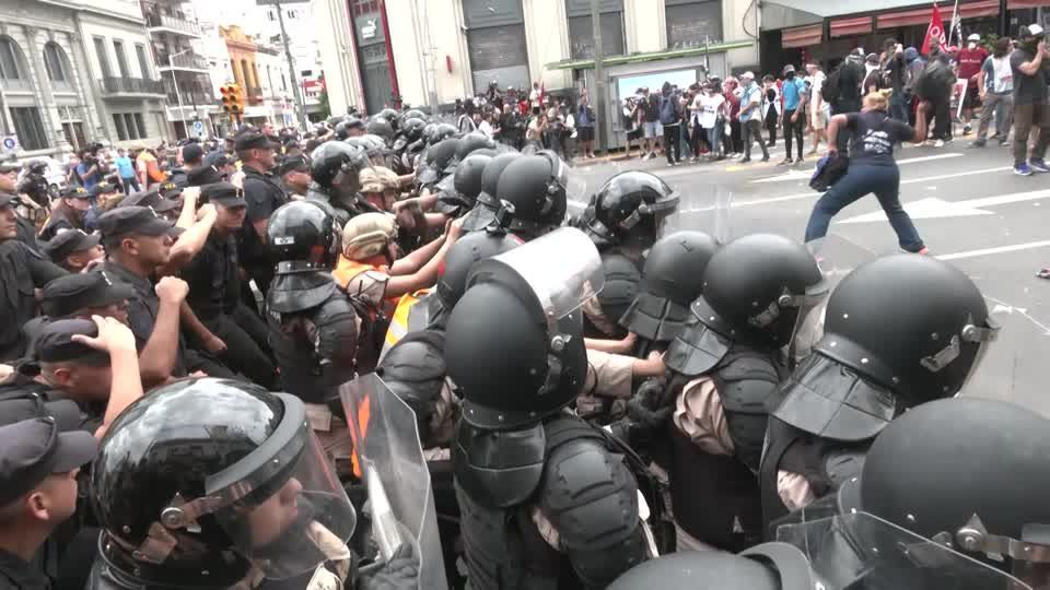 manifestantes-sao-reprimidos-com-gas-ao-tentarem-entrar-em-buenos-aires-|-cnn-brasil