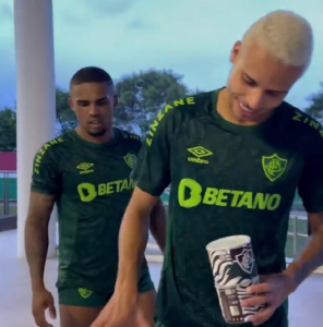 video-–-elenco-do-fluminense-ganha-presente-de-pascoa-apos-treinamento-de-quarta