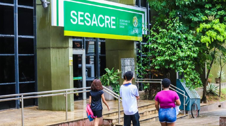 Mais de 200 servidores da Saúde podem ter salários bloqueados; veja lista completa