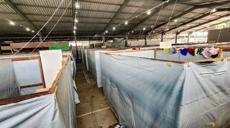 Mesmo com fim da enchente, quase 200 famílias ainda estão abrigadas no Parque de Exposições