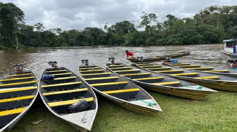Prefeitura de Cruzeiro do Sul entrega equipamentos agrícolas para comunidades do Rio Valparaíso