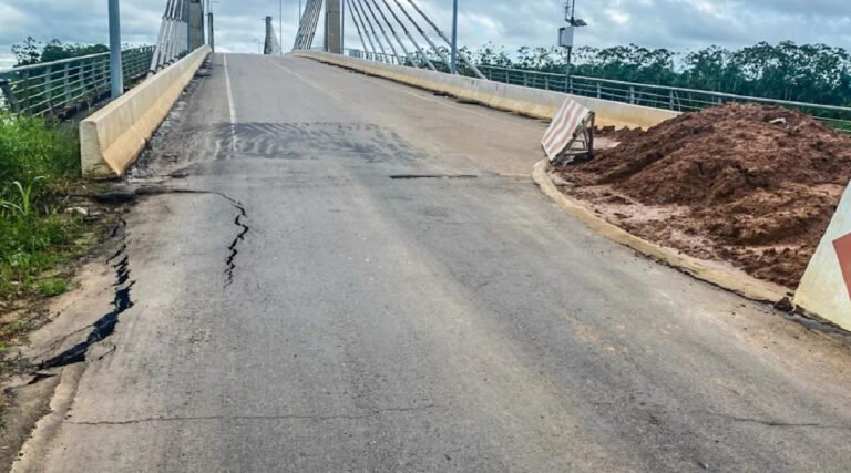 Cabeceira da ponte sobre o Rio Tarauacá cede novamente, colocando em risco ligação com o Juruá