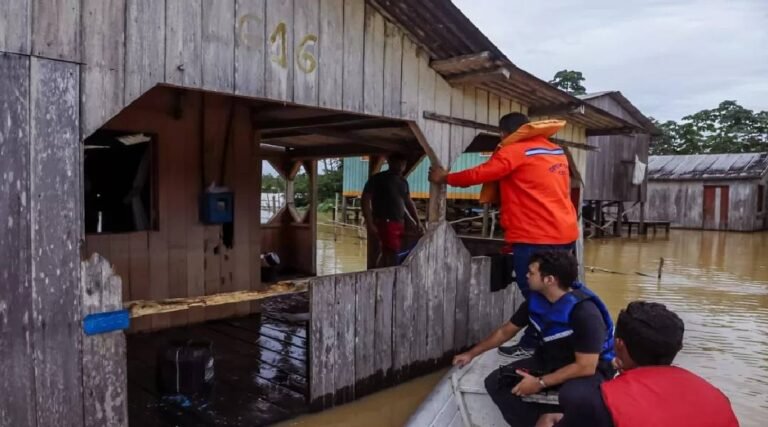Cheia do Rio Juruá desabriga mais de 20 famílias em Cruzeiro do Sul