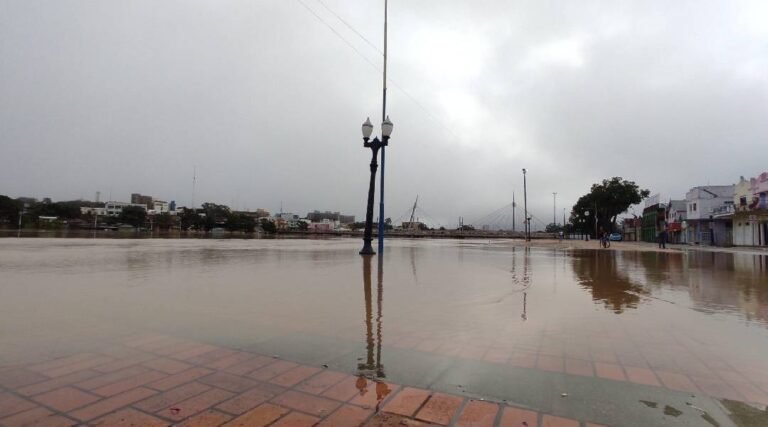 Rio Acre chega a 17,22 metros e águas invadem calçadão da Gameleira em Rio Branco