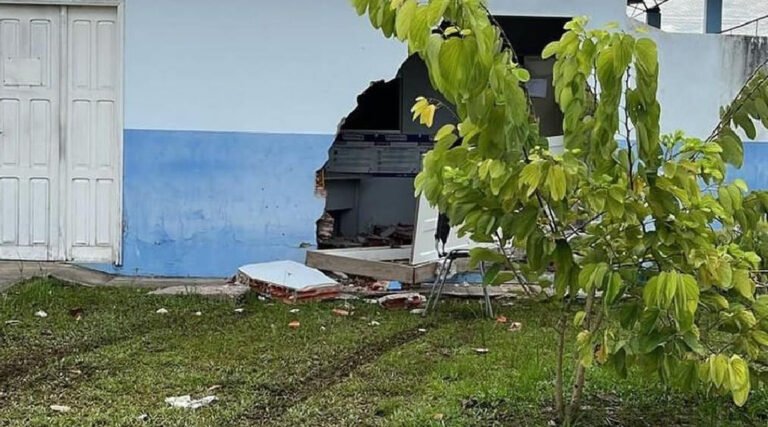Carro colide contra parede de Centro Diagnóstico em Cruzeiro do Sul durante manobra de ré