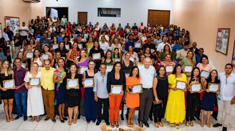 Prefeitura de Cruzeiro do sul empossa os novos gestores escolares da rede municipal de ensino