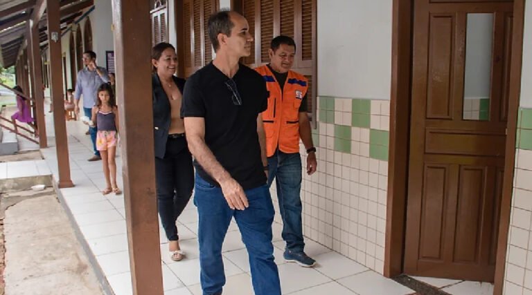 Prefeito Zequinha Lima acompanha retorno gradual de famílias desalojadas após vazante do Rio Juruá