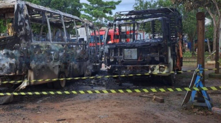 Veículos pegam fogo em pátio de secretaria de Rio Branco