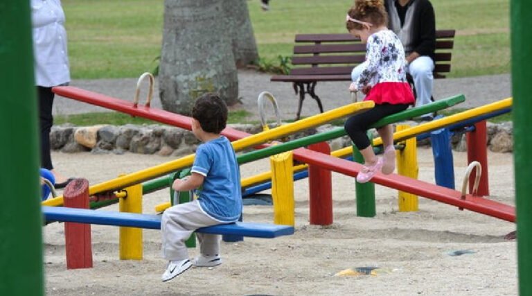 Justiça condena empresas a indenizarem criança que se acidentou em parquinho