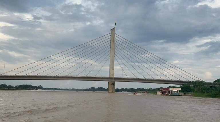 Rio Juruá atinge 13,94 metros e afeta quase 5 mil famílias em Cruzeiro do Sul; previsão é que o nível do rio continue subindo