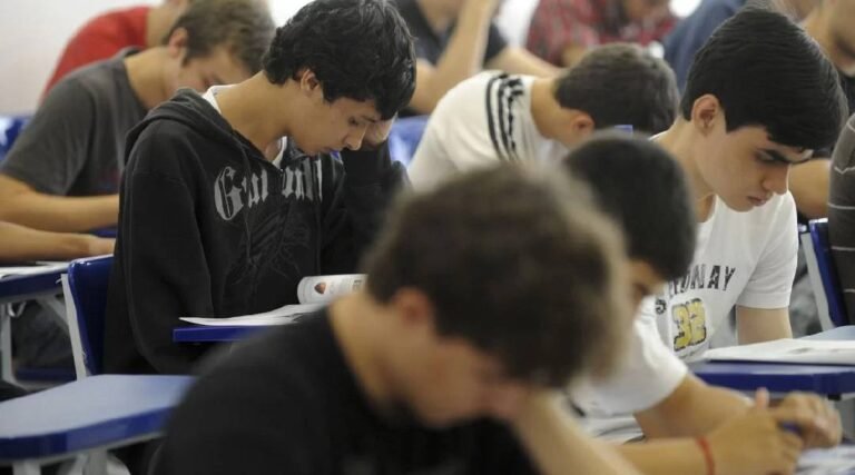 Pé-de-Meia: estudantes nascidos em março e abril recebem hoje