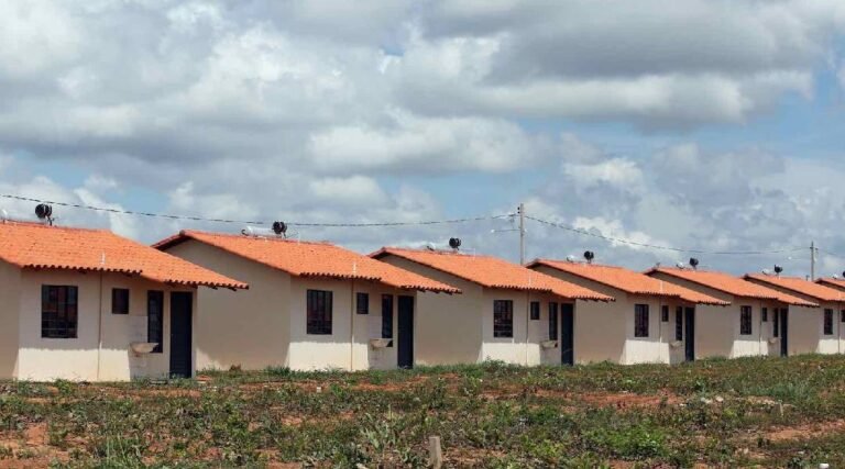 Gladson anuncia a construção de mais 2,4 mil casas populares no Acre; confira detalhes