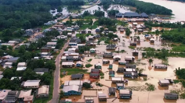 Rio Juruá segue subindo e já desabriga as primeiras famílias em Cruzeiro do Sul; veja a situação