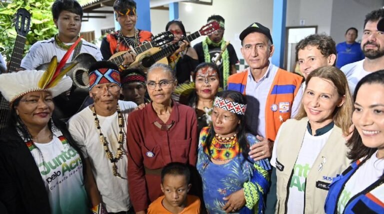 Ministros visitam famílias indígenas atingidas pela cheia do Rio Acre, em Rio Branco