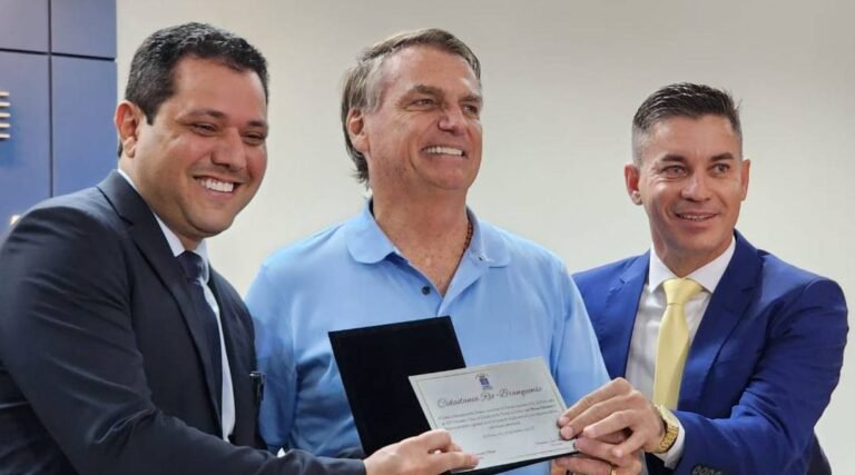 Com gritos e aplausos, Bolsonaro recebe Título de Cidadão Rio-branquense no Acre