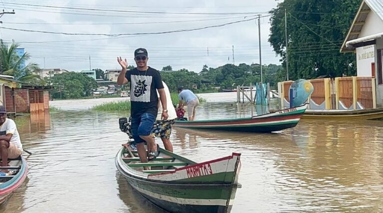 Com ruas alagadas, barbeiro do Miritizal inova fazendo atendimento em domicílio de canoa