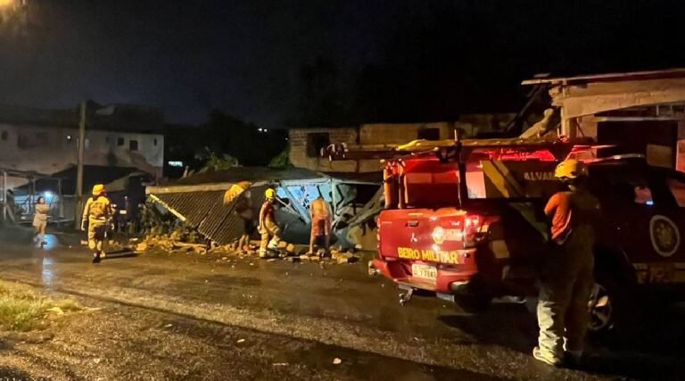 Chuvas em Cruzeiro do Sul causam deslizamentos e desabamentos