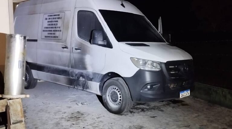 Dois homens tentam incendiar van que faria entregas de marmitas para presídio de Cruzeiro do Sul