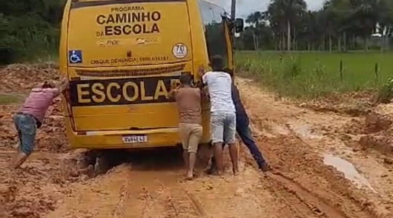 Ônibus escolar fica atolado em lama em Tarauacá: alunos ajudam na retirada