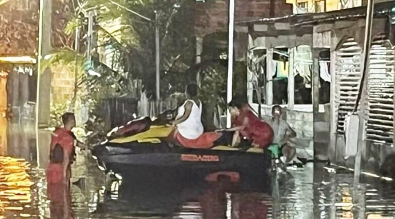 Em meio à cheia, gestante em trabalho de parto é resgatada pelo Corpo de Bombeiros no Juruá