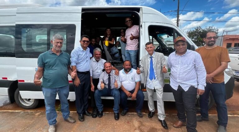 Petecão entrega veículo e vistoria obras