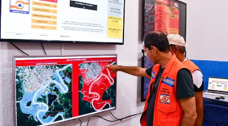 Prefeitura de Cruzeiro do Sul monitora situação crítica com Rio Juruá marcando 13,77 metros