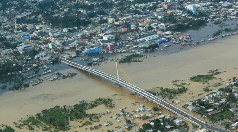 Rio Juruá sai da cota de alerta em Cruzeiro do Sul após enchente; famílias começam a retornar para casa