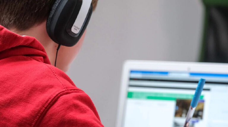 Setenta e seis escolas públicas no Acre receberão internet de alta velocidade até 2026