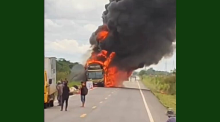 Ônibus interestadual pega fogo na BR-364 durante viagem de Rio Branco a Porto Velho