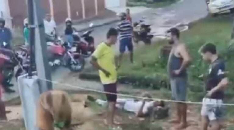 Motociclista sem habilitação colide em carro da polícia civil e sofre escoriações, no bairro Colégio