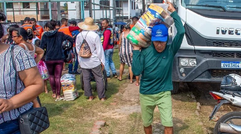 Em Cruzeiro do Sul, 500 famílias afetadas pela enchente do Rio Juruá recebem cestas básicas