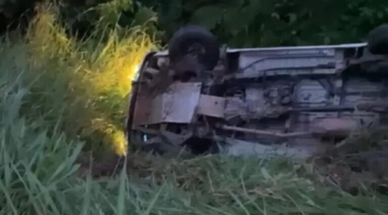 Kombi com mais de 10 professores e estudante capota em estrada no Acre
