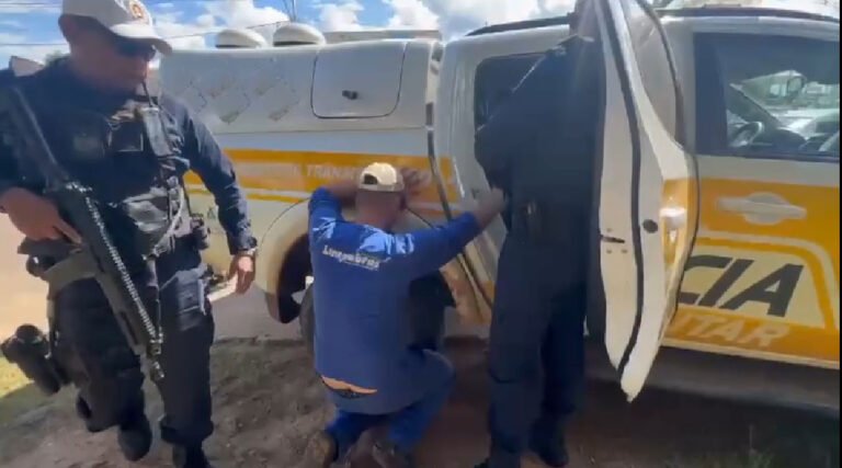 Motorista de caminhão de lixo tomba veículo em Rio Branco, não consegue fazer teste do bafômetro; testemunhas afirmam suspeita de embriaguez